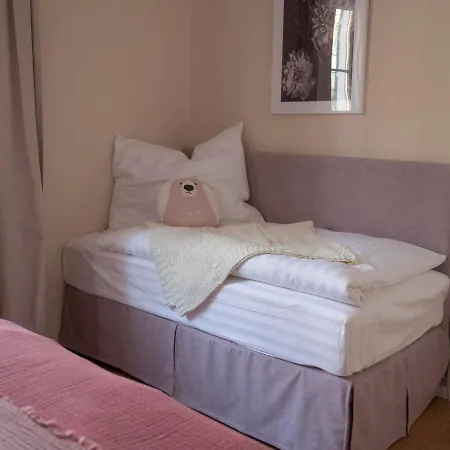 Red Flat–enchanting-beside Kf Uni–free Parking