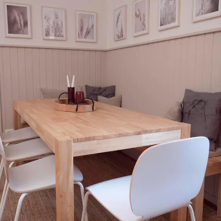 Red Flat–enchanting-beside Kf Uni–free Parking Lejlighed