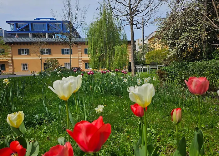 Red Flat By Grazrentals Direct By & Free Parking *