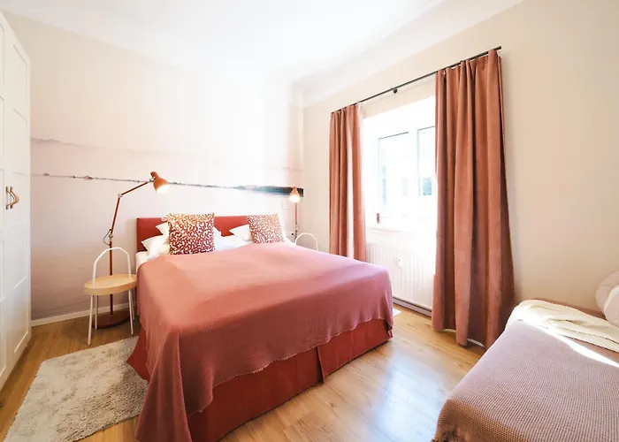 Red Flat By Grazrentals Direct By & Free Parking